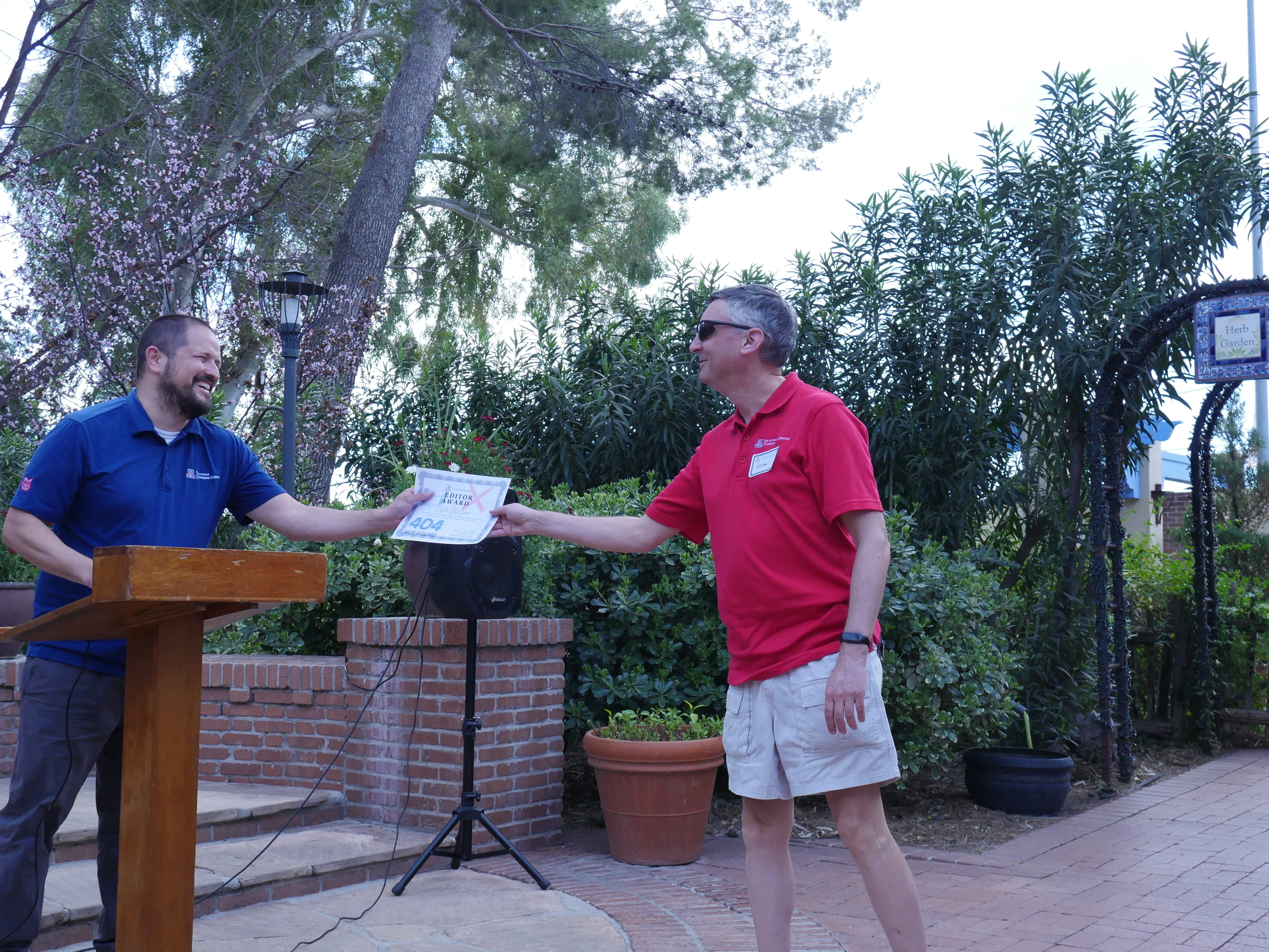 Lester McCann accepting the "Editor Award" for the faculty/staff superlatives